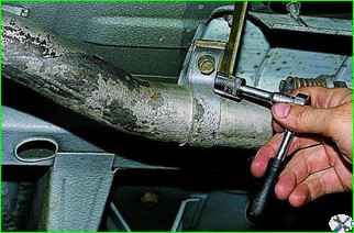 How to remove the gearbox of a VAZ-2121 car