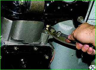 How to remove the gearbox of a VAZ-2121 car