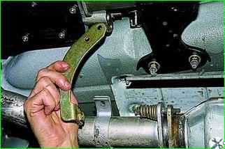 How to remove the gearbox of a VAZ-2121 car