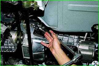 How to remove the gearbox of a VAZ-2121 car