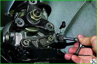 How to remove the gearbox of a VAZ-2121 car