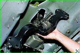 How to remove the gearbox of a car VAZ-2121