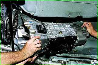 How to remove the gearbox of a VAZ-2121 car