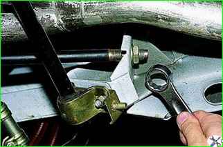 How to remove the front axle gearbox of the VAZ-2121 car