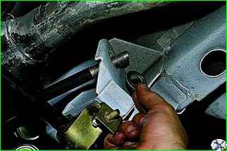 How to remove the front axle gearbox of the VAZ-2121 car