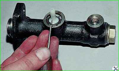 Repair of the clutch master cylinder