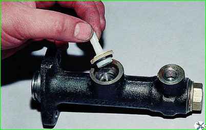 Repair of the clutch master cylinder