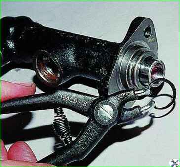 Repair of the clutch master cylinder