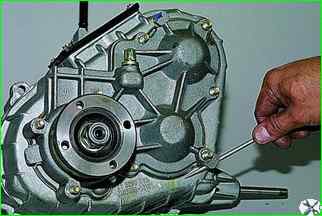 How to disassemble the transfer case VAZ-2121