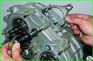 How to disassemble the transfer case VAZ-2121