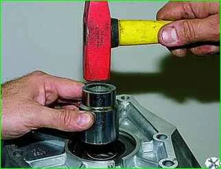 Replacing the gearbox input shaft seal