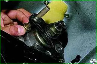Replacing the secondary shaft seal of the gearbox