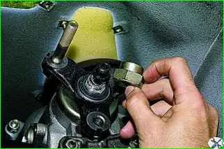 Replacing the secondary shaft seal of the gearbox