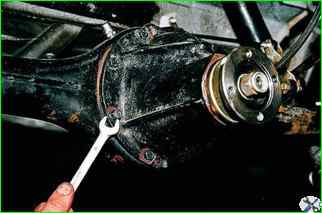 How to remove the rear axle gearbox of a VAZ-2121 car