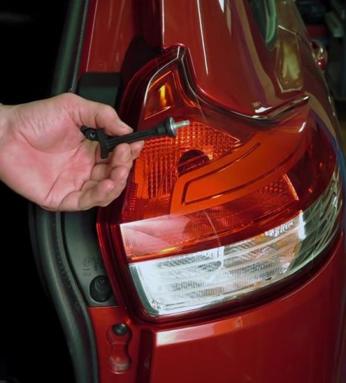 Как снять задние фонари автомобиля Lada Xray