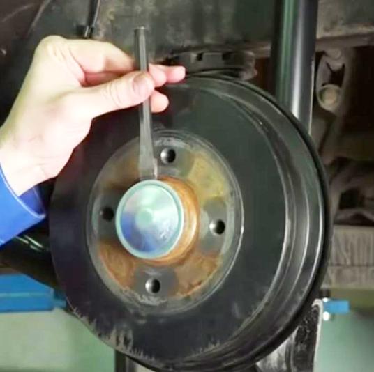 Замена тормозных колодок задних колес автомобиля Лада Хрей