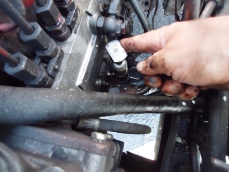 Pump fuel into the filter with a manual pump