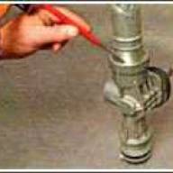 Desmontaje y montaje del mecanismo de dirección de un coche Lada Kalina