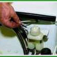 Austausch des Vorratsbehälters und des Hauptbremszylinders Niva VAZ-21213