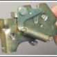 Entfernen der Motorhaube und des Motorhaubenriegels eines Niva-Chevrolet-Autos