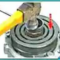 Replacing the bearing pulley and clutch of the air conditioning compressor of the Lada Largus