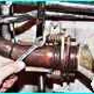 Снятие деталей системы выпуска выхлопных газов двигателя ВАЗ-2110