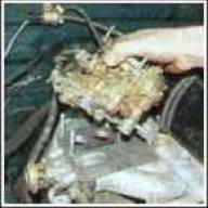 Ausbau des Vergasers GAZ-2705